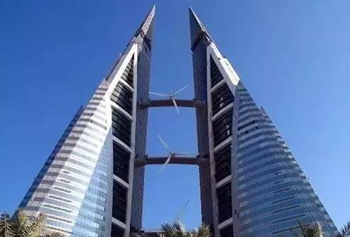 空旷的地面上和高楼之间一般哪里的风更大？