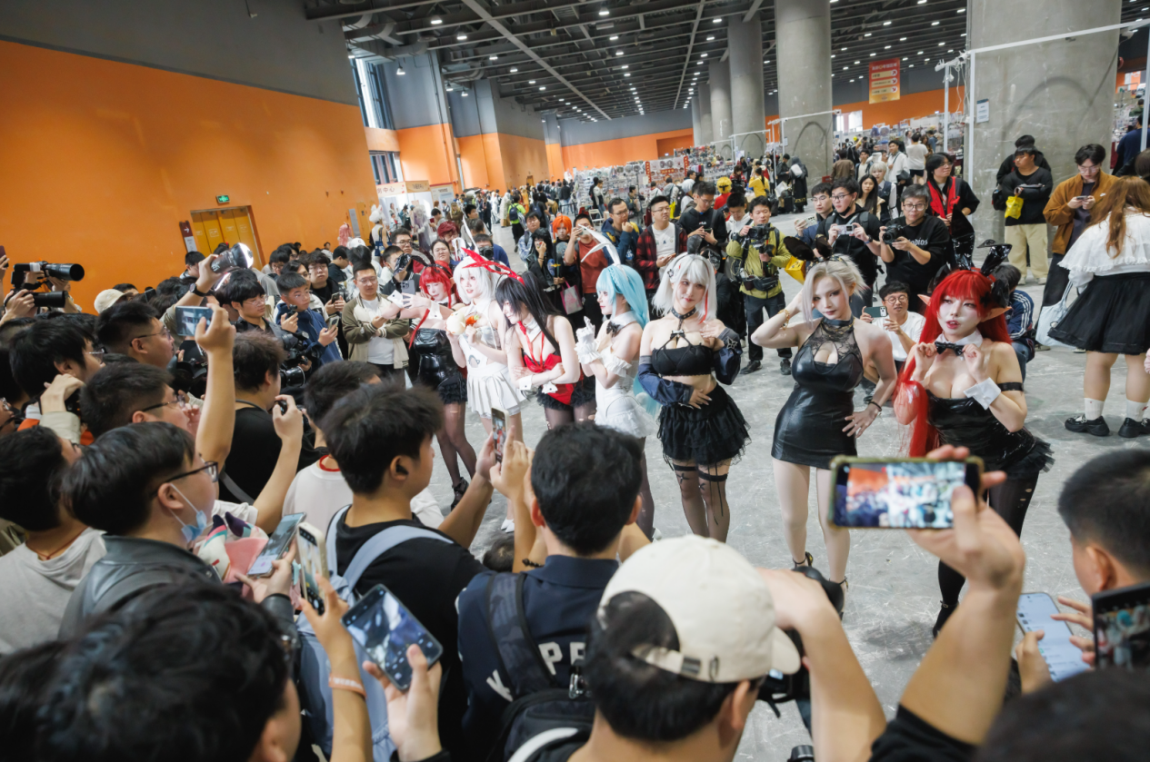 《碧蓝航线》2025冬日快闪点燃玩家热情 三城线下嘉年华圆满落幕